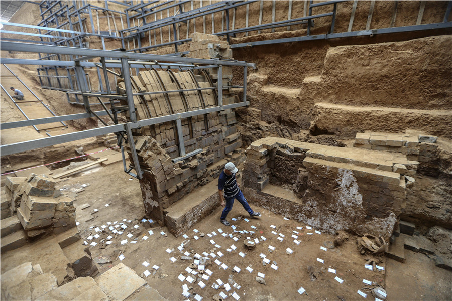 Large-scale ancient tomb excavated in C China’s Henan