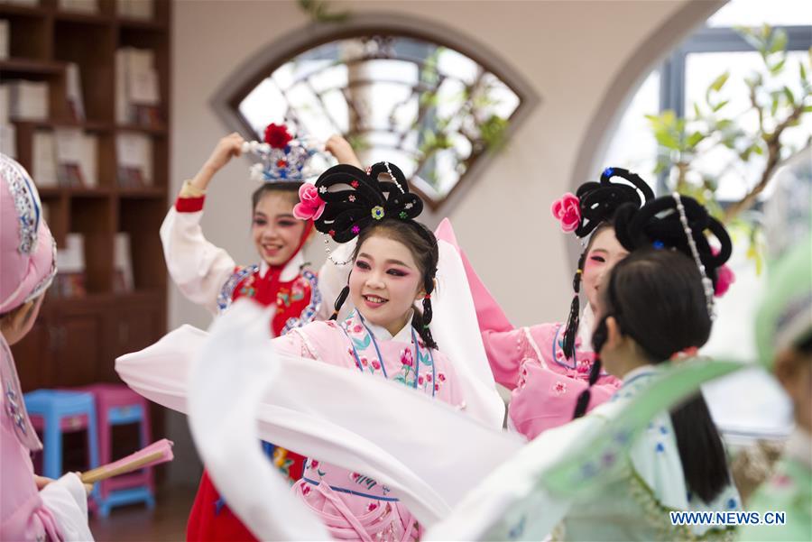 Hubei implements project to bring Chinese dramas into schools