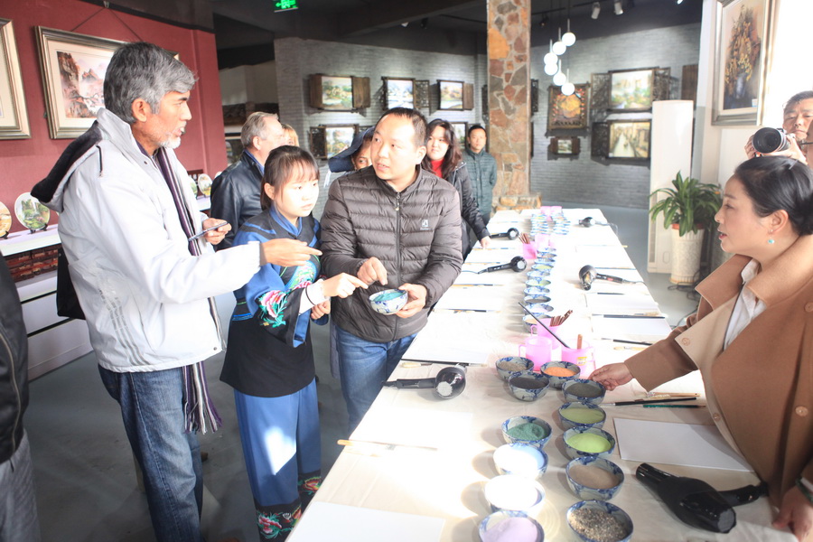 Diplomats explore ancient Hunan province