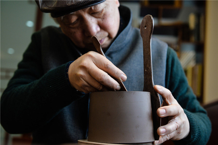 Inheritor preserves old tradition of making Yixing Zisha teapots