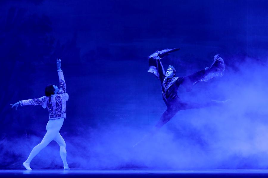 Russian dancers perform in ballet 'Swan Lake' in Beijing