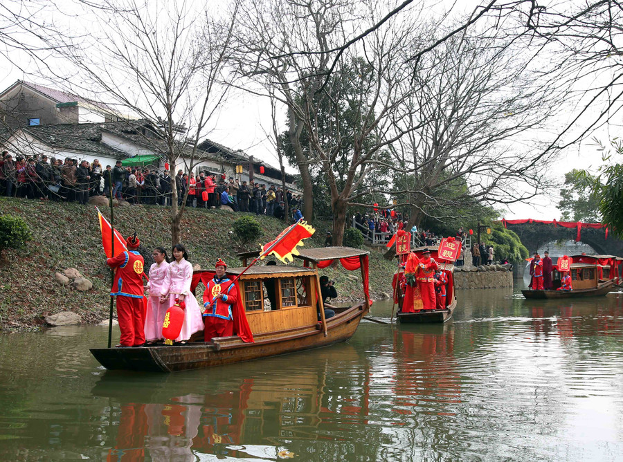 Crowds witness traditional water-town wedding in E China