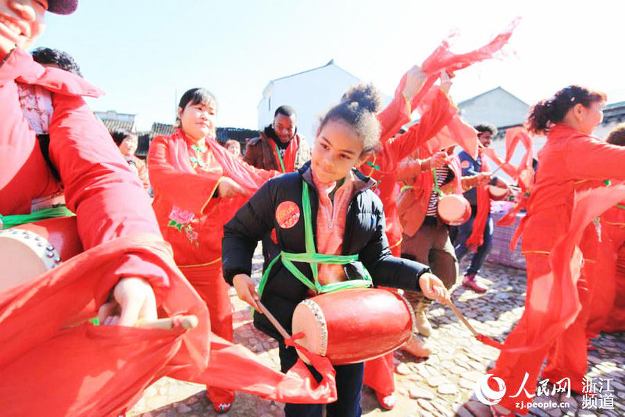 Foreigners experience Spring Festival in Ningbo