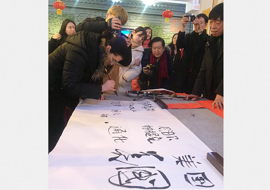 Foreigners experience Chinese calligraphy in Jilin