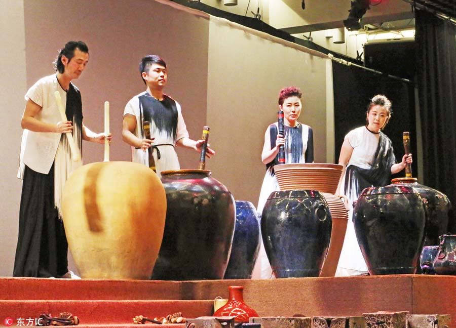 People cozy up in Suzhou bookstore with pottery concert