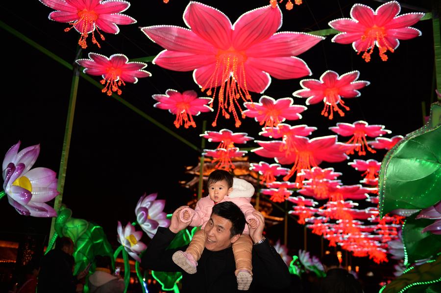 Tourists visit lantern fair in Xi'an