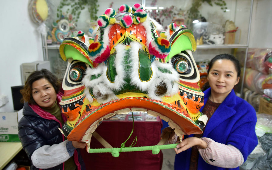 Mother and daughter: Generations of 'lion head' makers