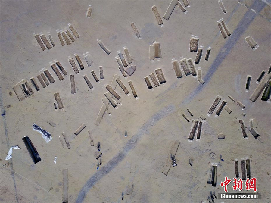 Large cluster of boat-shaped coffin tombs unearthed in Chengdu