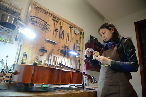 Chinese woman wins bronze in int'l violin making contest