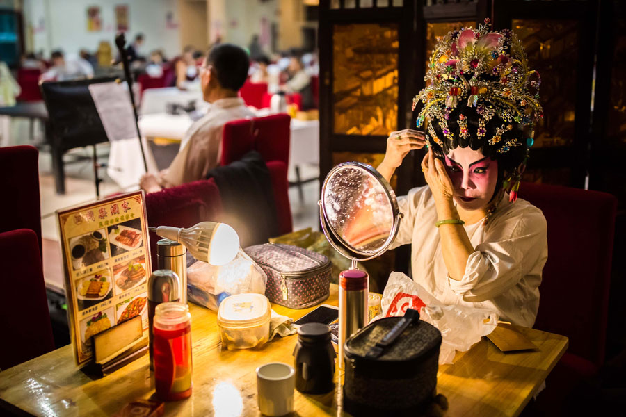 Dilemma of Cantonese Opera in vanishing tea houses