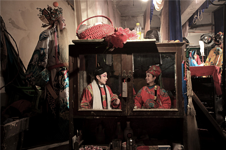 Photos offer glimpse into Chinese countryside opera troupes