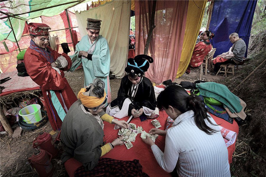 Photos offer glimpse into Chinese countryside opera troupes