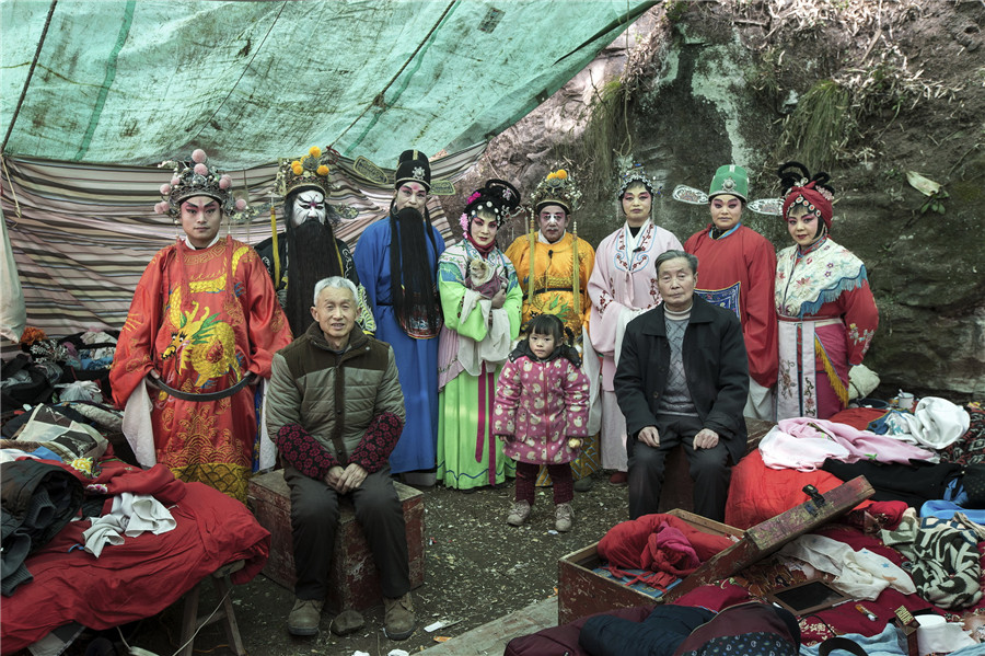 Photos offer glimpse into Chinese countryside opera troupes