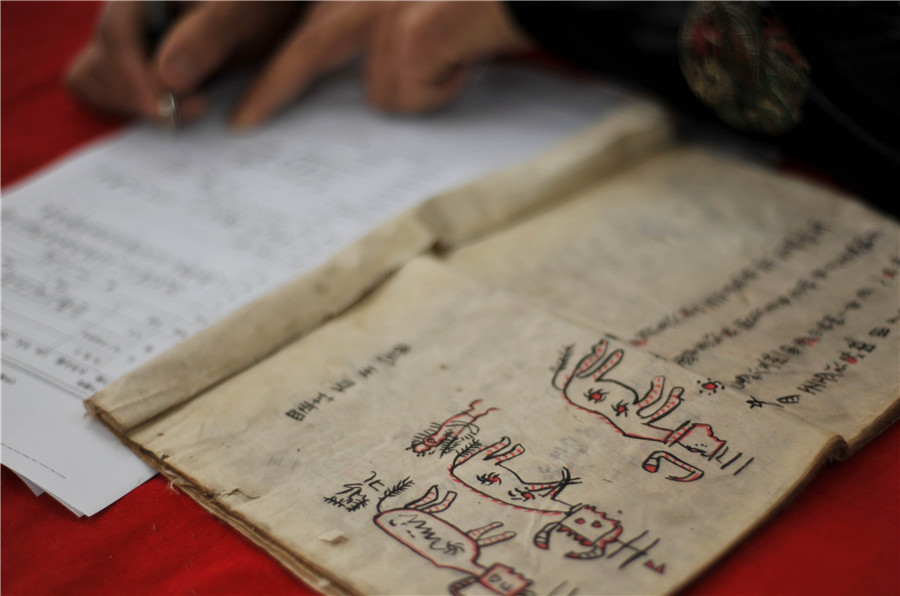 Old scholars help preserve ancient Shui script in SW China