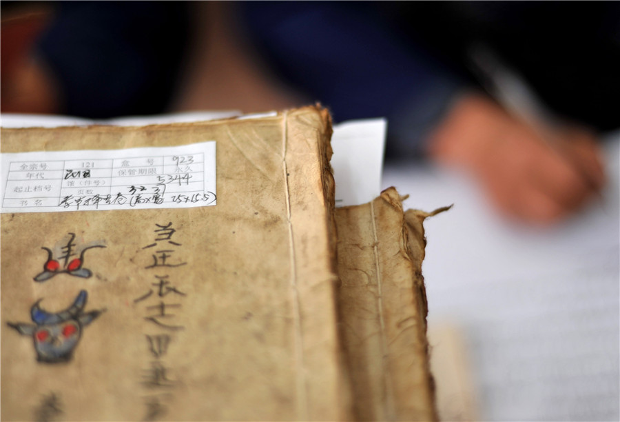 Old scholars help preserve ancient Shui script in SW China