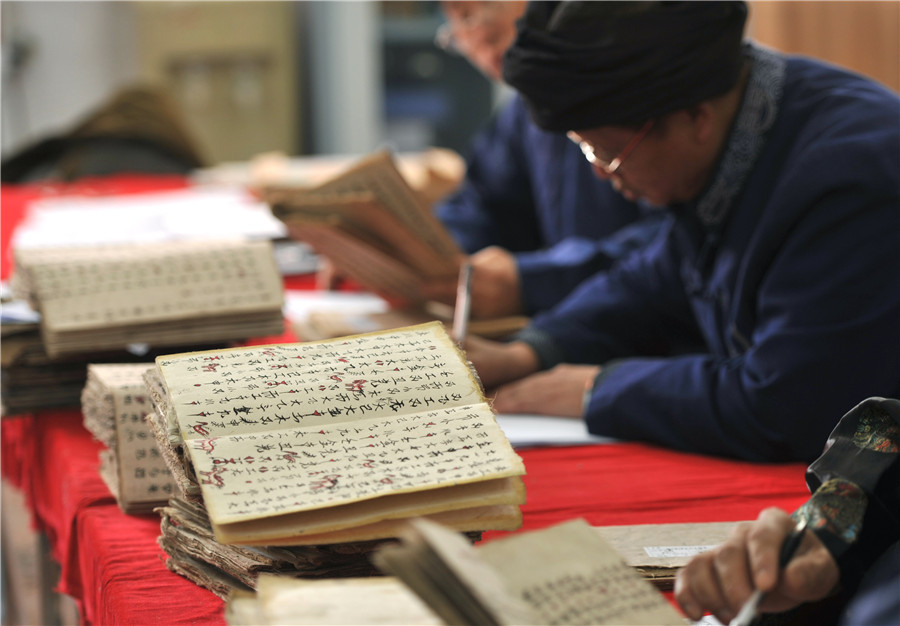 Old scholars help preserve ancient Shui script in SW China