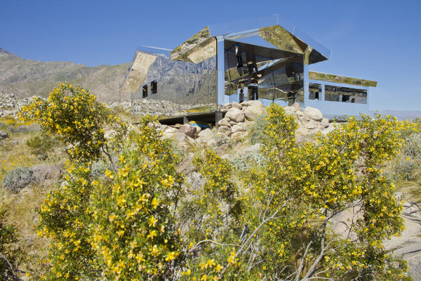 'Land art' makes California a selfie center