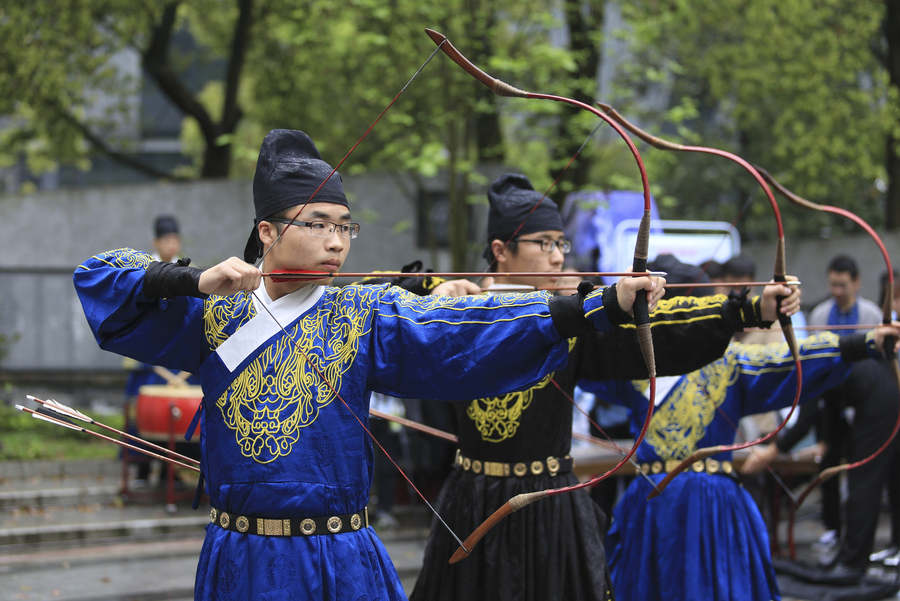 Foreign students experience Qingming culture