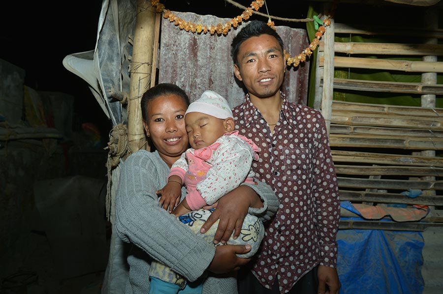 25-year-old student takes photos for quake-hit Nepalese families