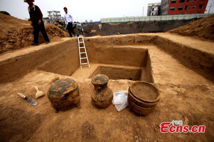 Archaeologists unearth Eastern Zhou Dynasty tombs