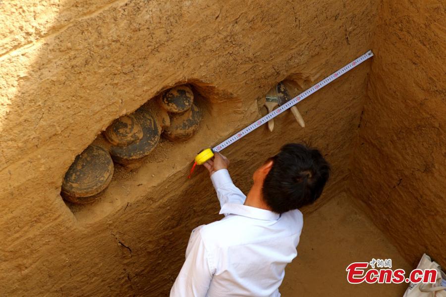 Archaeologists unearth Eastern Zhou Dynasty tombs