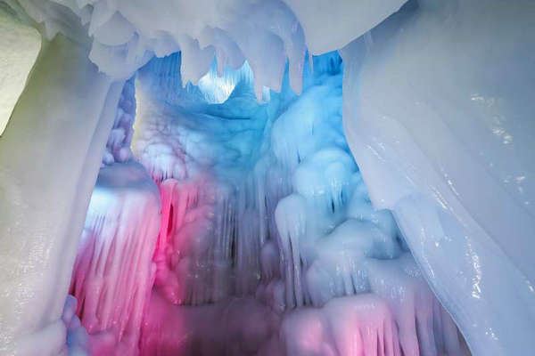 World heritage expert goes to ice cave