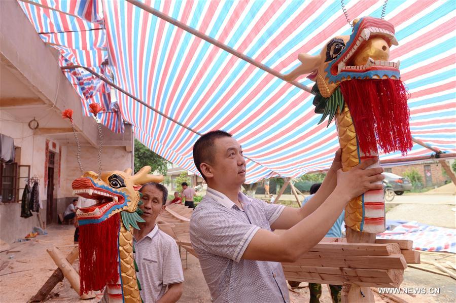 People in E China prepare for dragon boat competition
