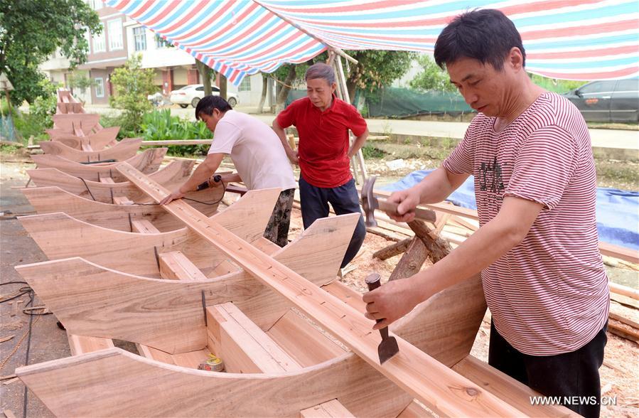 People in E China prepare for dragon boat competition