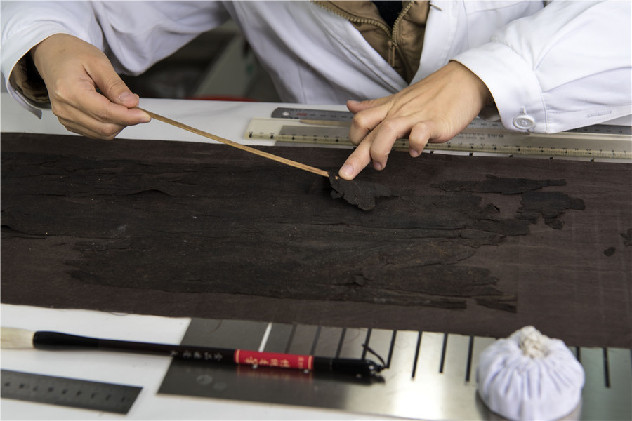 Restorers revive cultural relics in Hubei