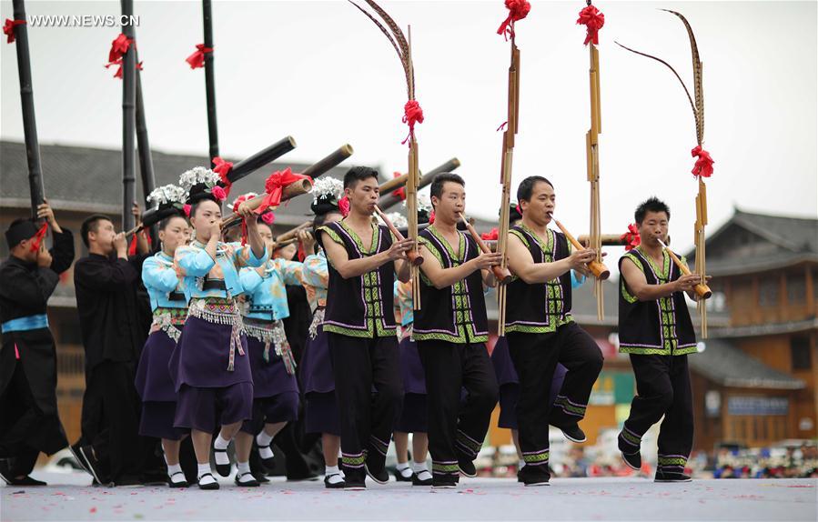 Contestants perform with Lusheng in SW China's Guizhou