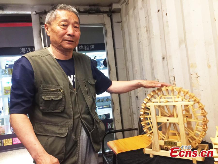 Old man creates miniature waterwheels without nails