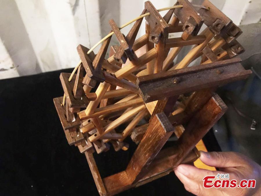 Old man creates miniature waterwheels without nails