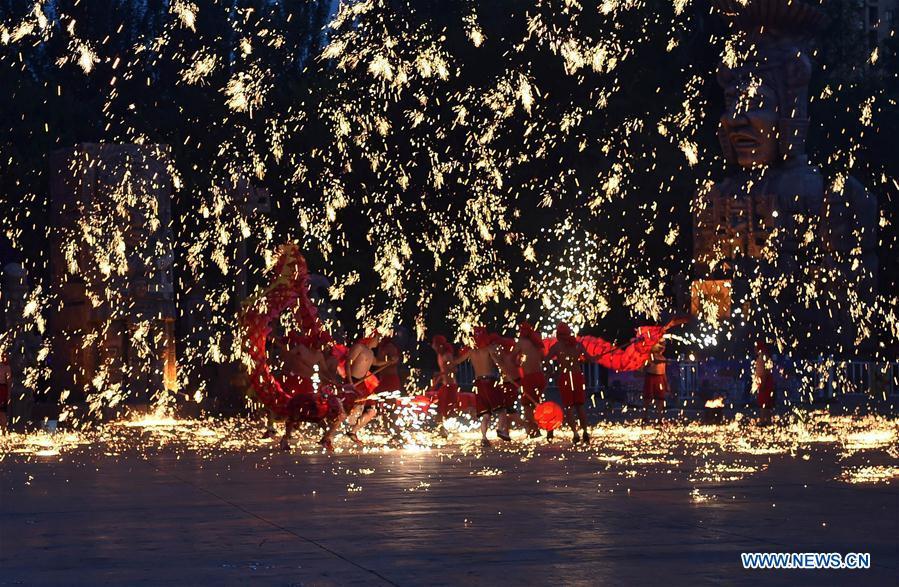 Father and son: splashing iron water during dragon dance