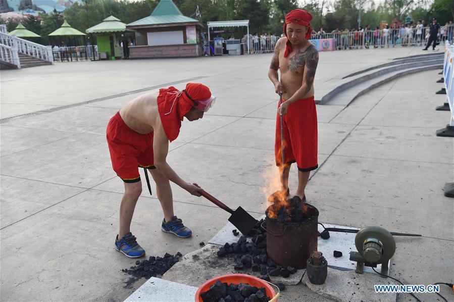 Father and son: splashing iron water during dragon dance