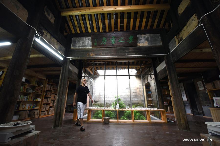 Zhang Zhigang and his workshop of Baihu kiln