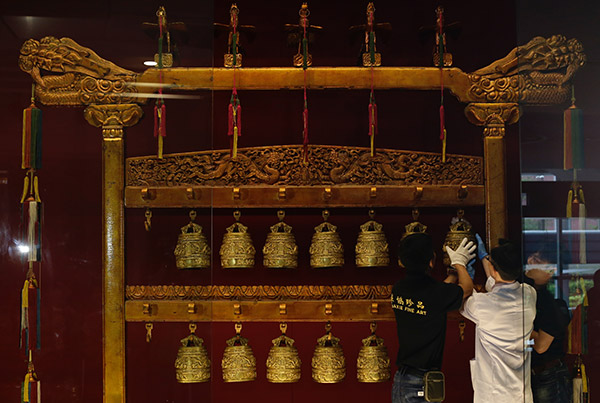 Palace Museum shows artifacts in Hong Kong