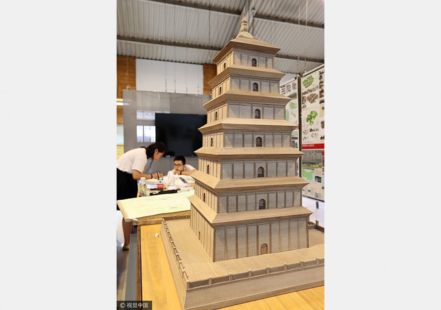 Xi'an folk artist creates miniature ancient complexes