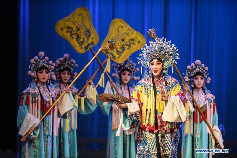 Guests of Summer Davos invited to taste Peking Opera