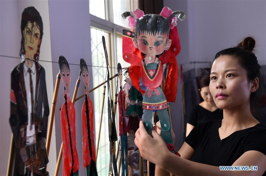 Shadow puppet inheritor combines Chinese, Western art forms