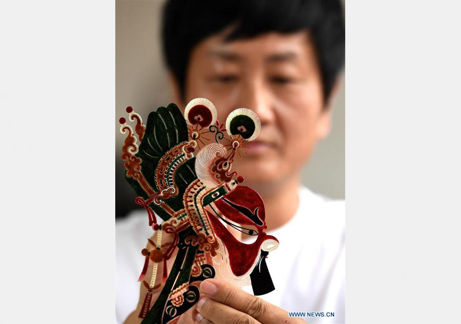 Shadow puppet inheritor combines Chinese, Western art forms