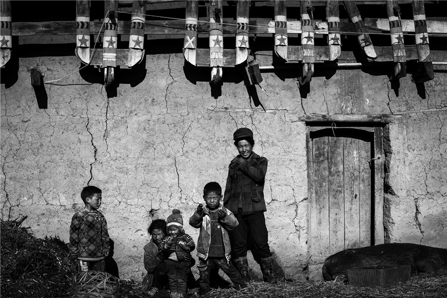 Photographers capture daily life of mountainous Yi people