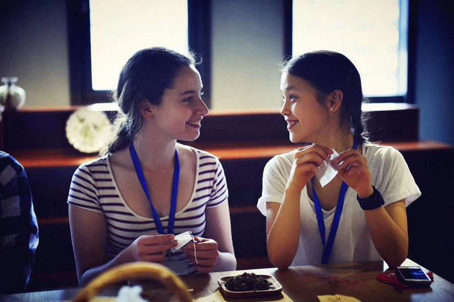 Foreign students experience culture on China tour