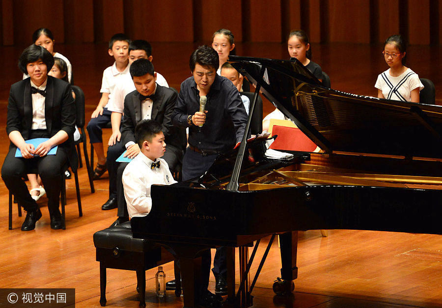 Pianist Lang Lang teaches children in free public lesson in Beijing