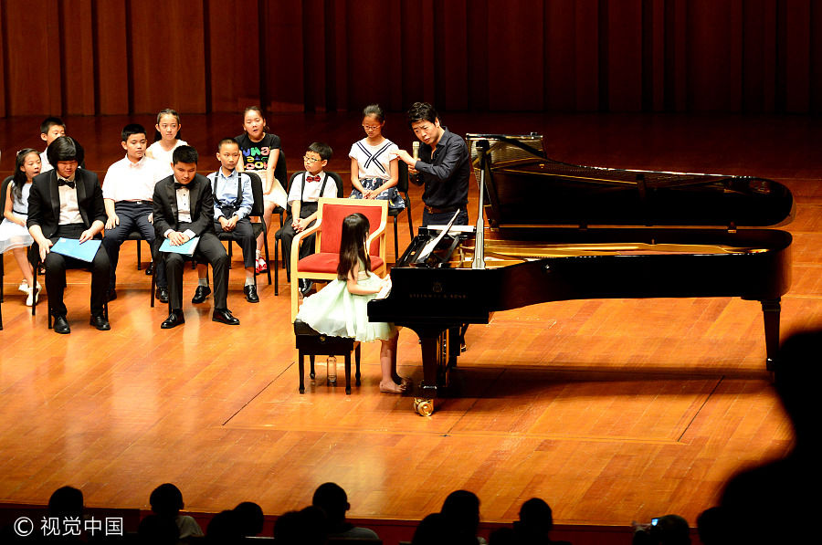 Pianist Lang Lang teaches children in free public lesson in Beijing