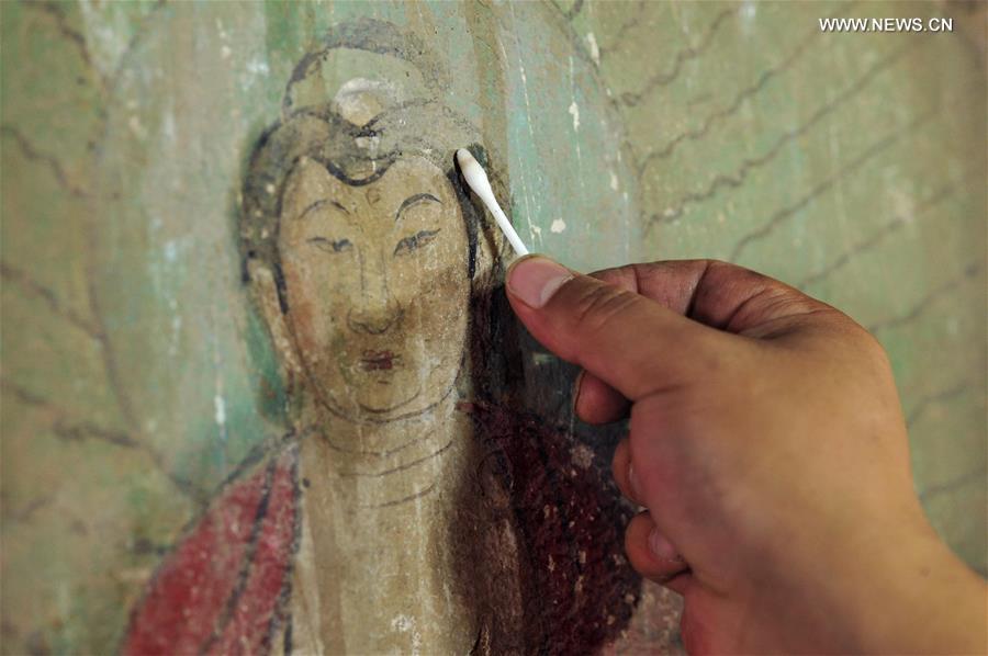 Experts restore ancient murals at temple in N China