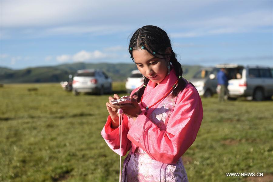 A blind Tibetan girl's way to music