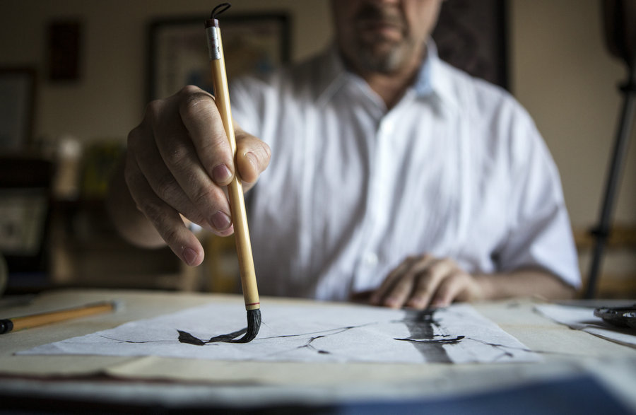 Argentine artist learns Chinese painting and calligraphy without coming to China