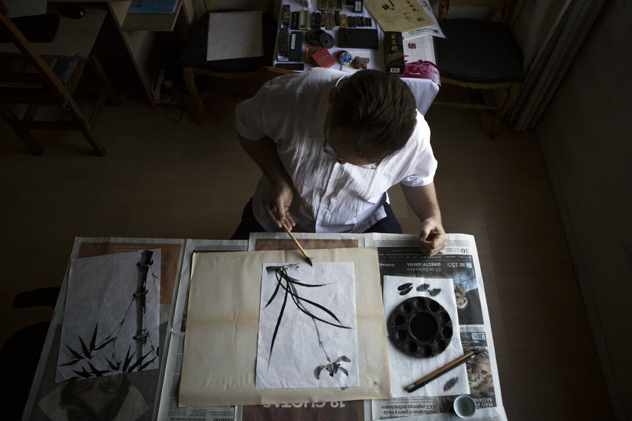 Argentine artist learns Chinese painting and calligraphy without coming to China