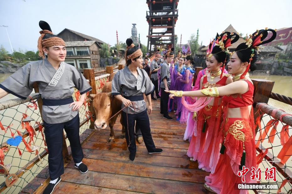 Hunan singletons reenact 'Qixi' legend
