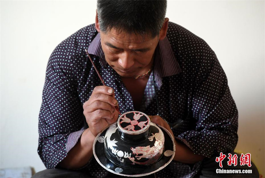 Inheritor of traditional Tibetan wooden products in SW China's Yunnan
